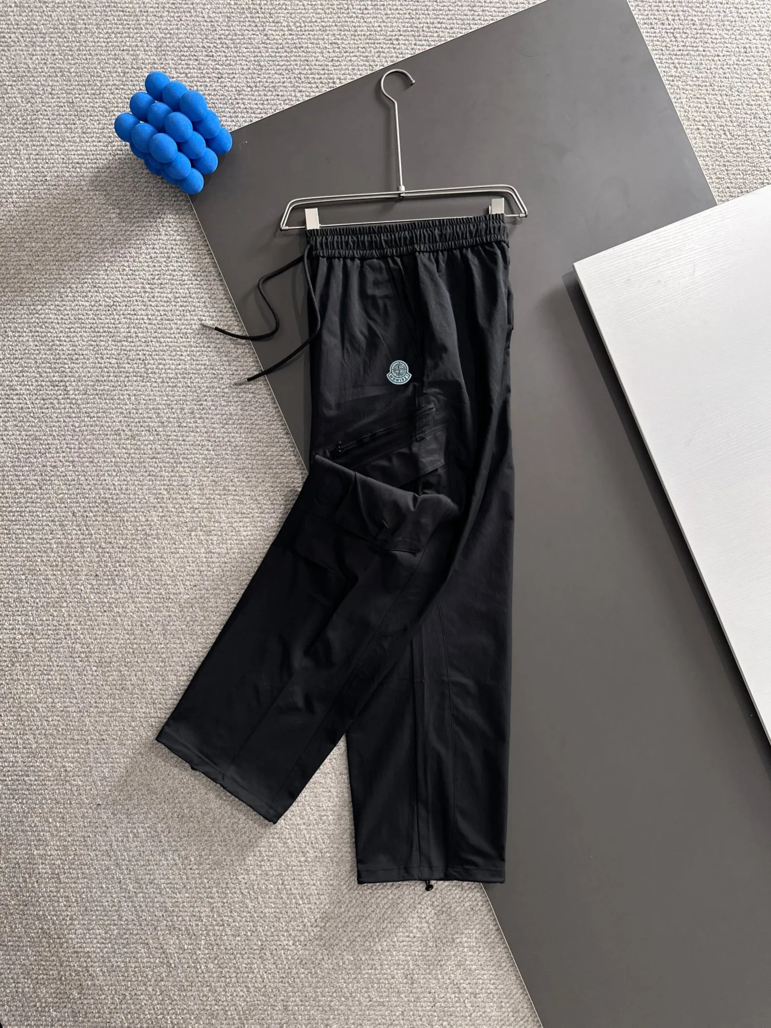 Next day shipping P360 Stone Island 2025 new fall elastic band casual pants and straight pants, medium-thick and thin counter-customized fabrics, breathable, comfortable, high wrinkle resistance, impeccable details, brand element design concept, reflecting high quality. It feels delicate and soft! It presents a casual cut and the upper body shape is great! Size: M-3XL